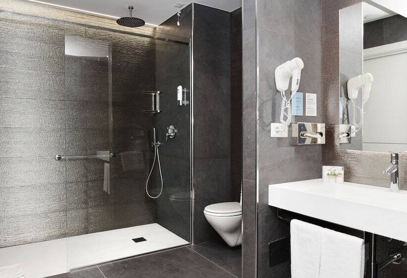 جناح جونيور, City Hotel & Suites