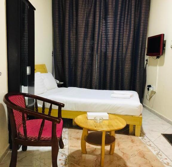 스탠다드 스튜디오, Safari Hotel Apartments