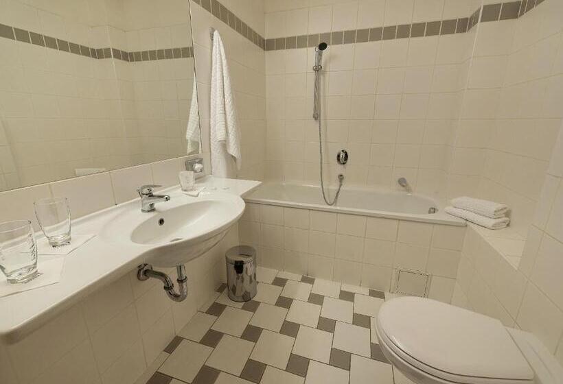 اتاق استاندارد سه نفره, Ea Hotel Populus