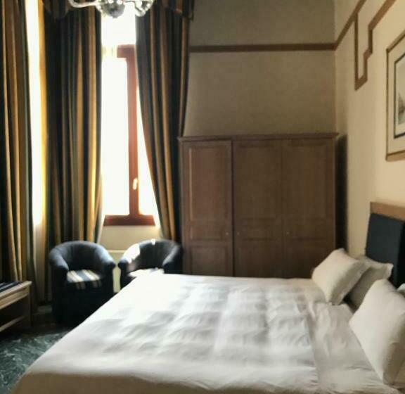 اتاق لوکس با چشم‌انداز, Foscari Palace