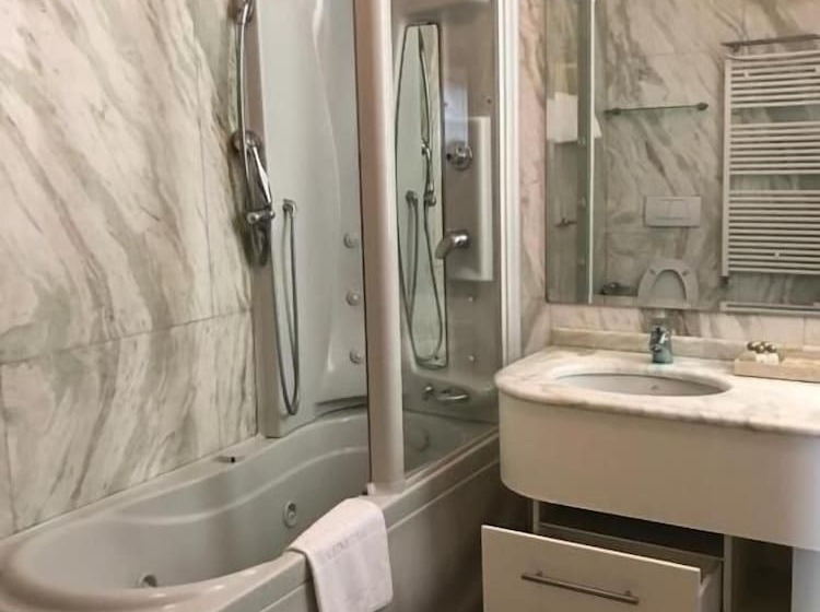 اتاق لوکس با چشم‌انداز, Foscari Palace