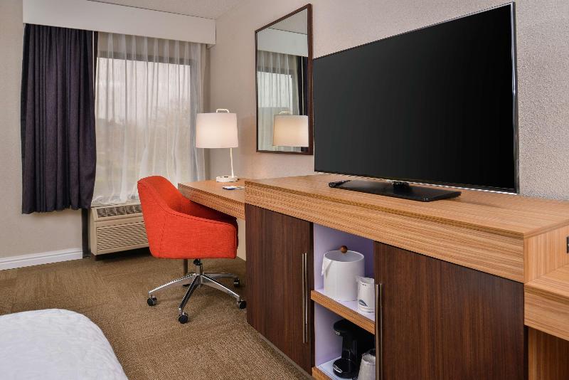 带大床的标准间, Hampton Inn Raleigh/clayton I 40