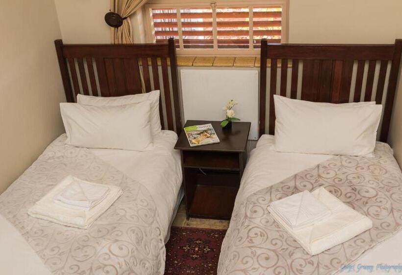 Семейный Номер, Ou Skool Guesthouse