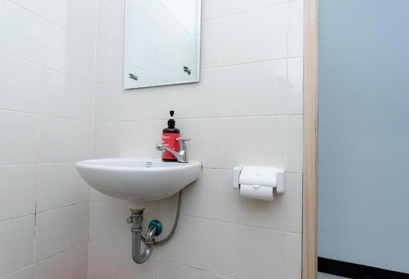 Номер Economy, Reddoorz Near Puri Indah Lippo Mall 2