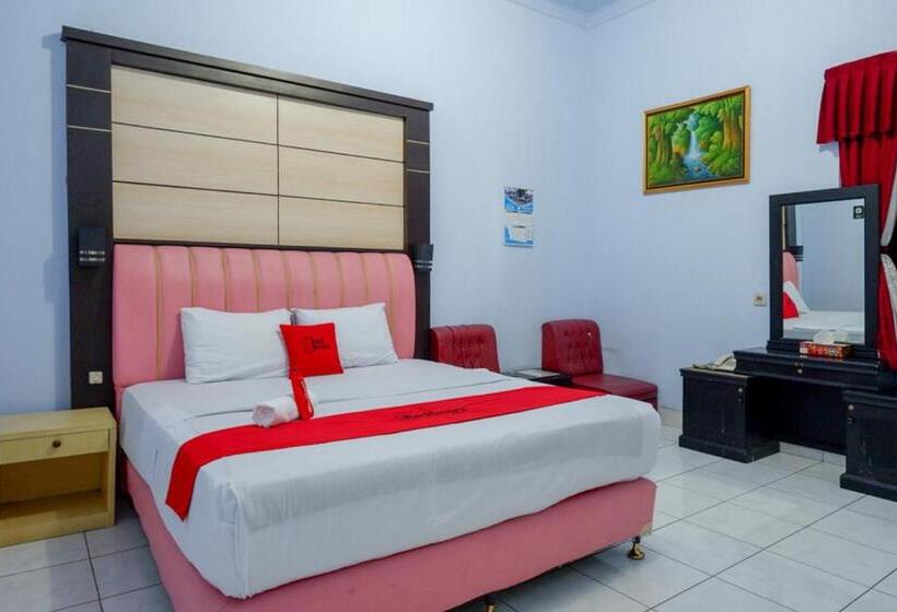 Номер Deluxe, Reddoorz Plus Syariah Near Stasiun Pekalongan 2