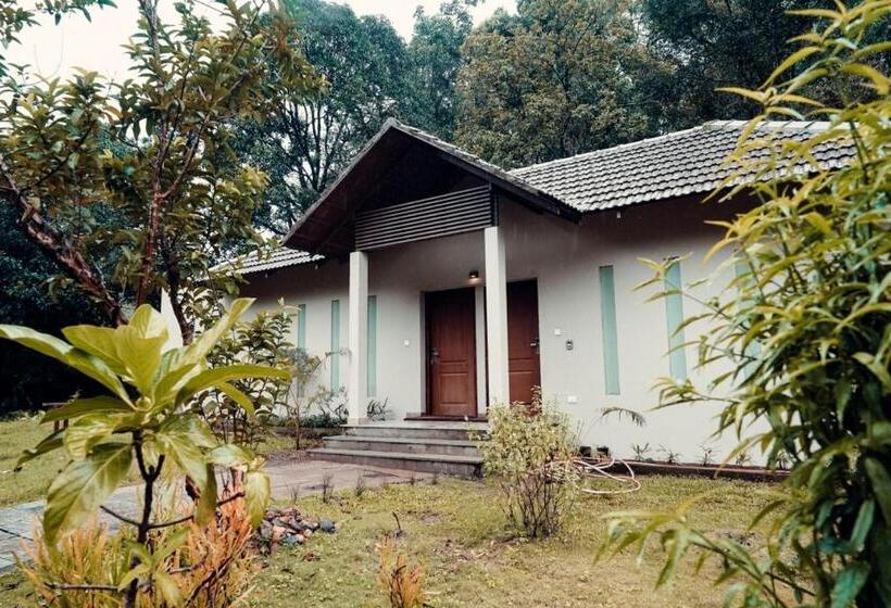 Вилла с 1 спальней и бассейном, Abad Brookside Wayanad