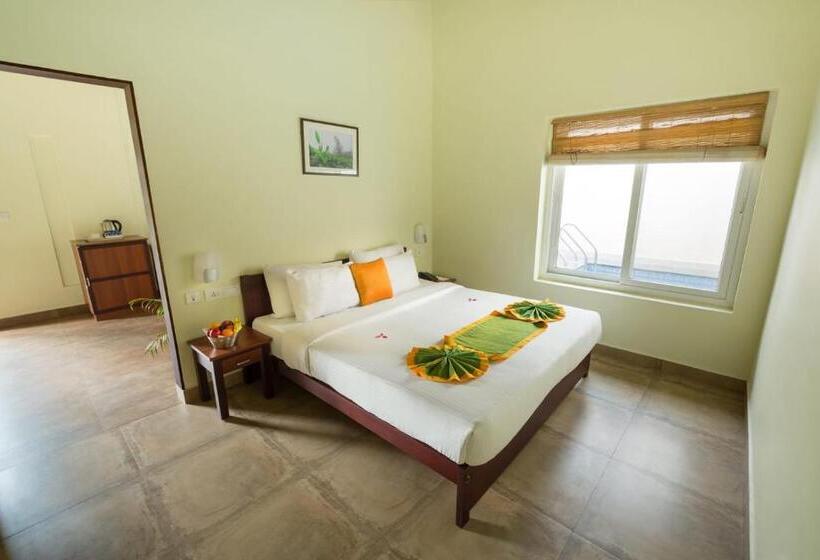 Вилла с 1 спальней и бассейном, Abad Brookside Wayanad