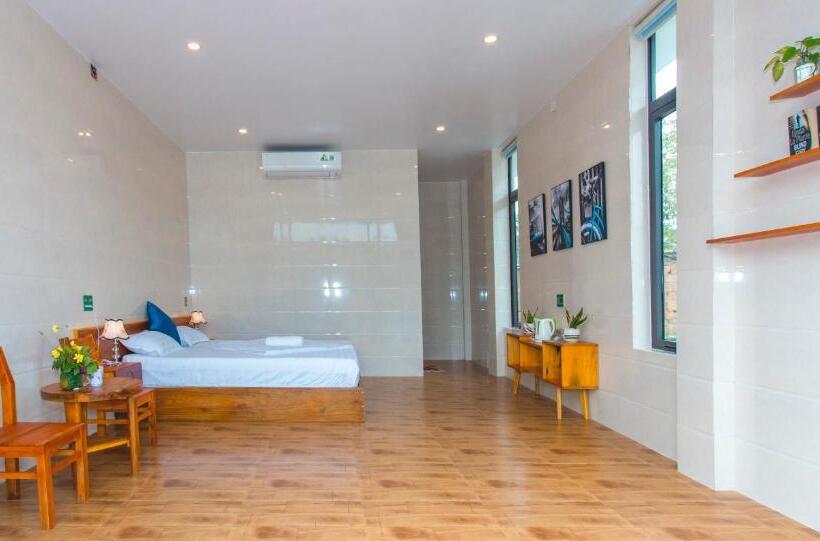 اتاق استاندارد با چشم‌انداز استخر, Hugo Homestay