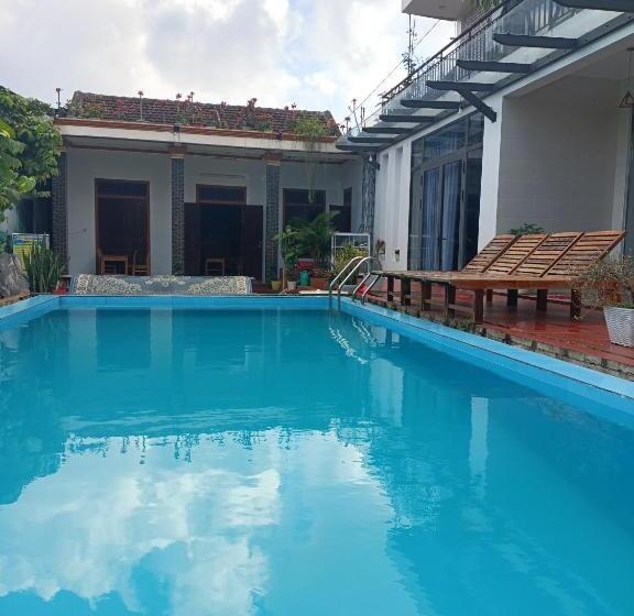 اتاق خانوادگی, Hugo Homestay