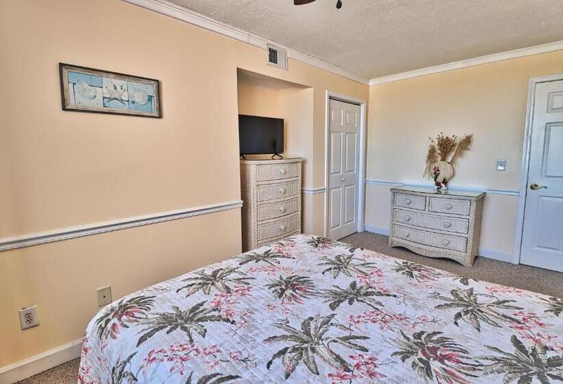 1 Bedroom Penthouse Apartment, Suites At The Beach