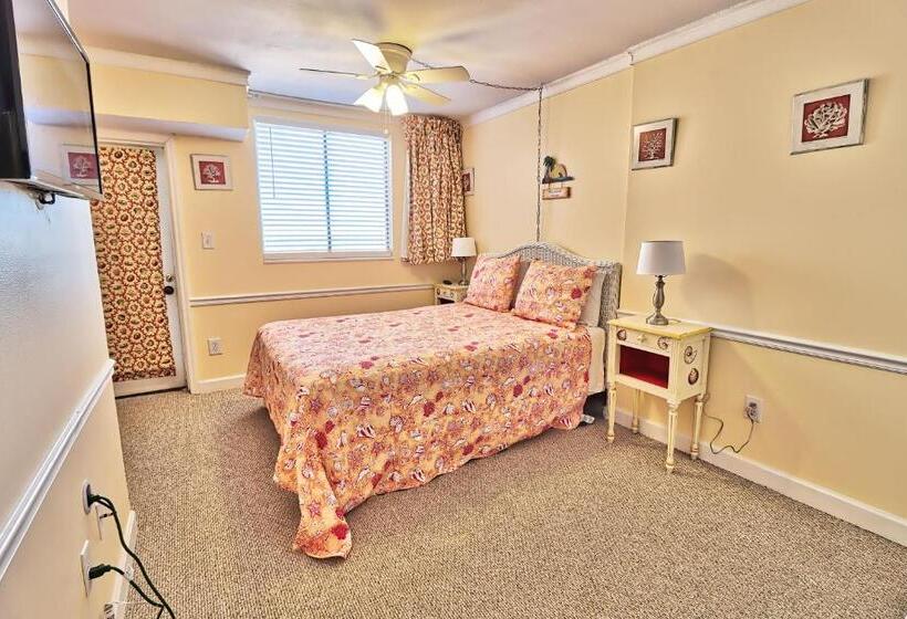 1 Bedroom Penthouse Apartment, Suites At The Beach