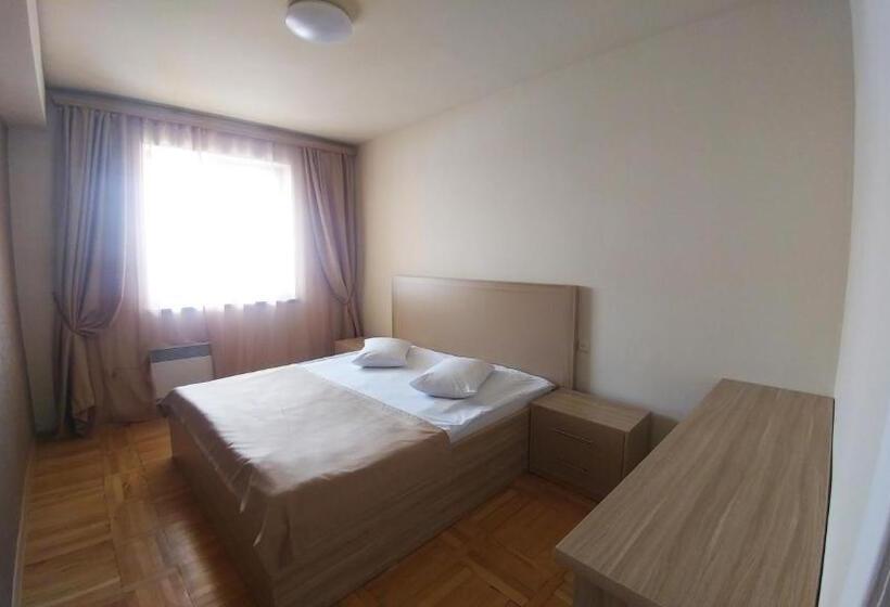 اتاق خانوادگی, Cross Apartments And Tours