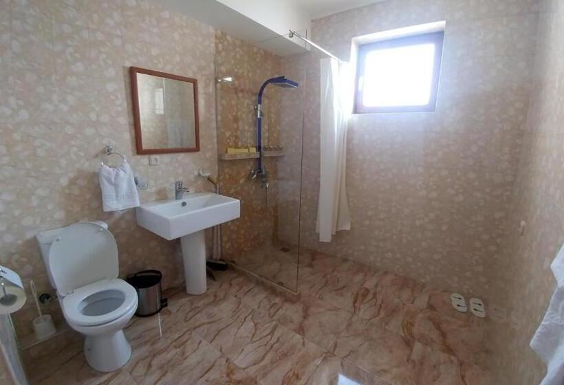 اتاق خانوادگی, Cross Apartments And Tours