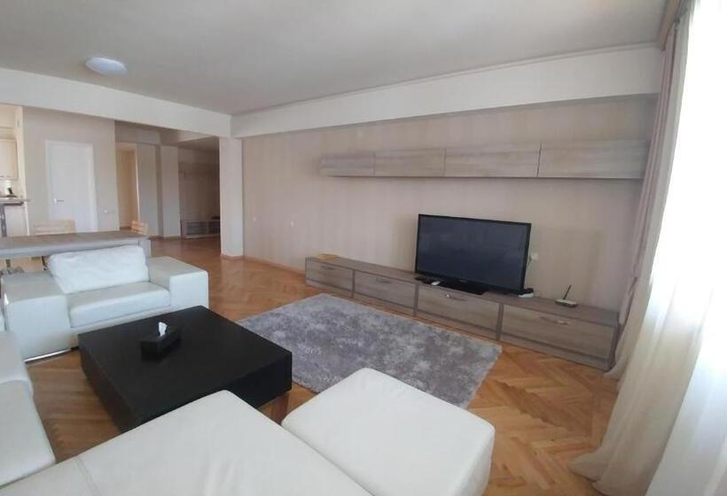 اتاق خانوادگی, Cross Apartments And Tours