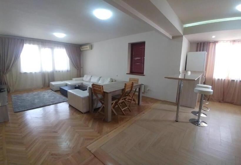 اتاق خانوادگی, Cross Apartments And Tours