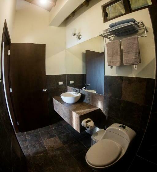 سوییت لوکس, Paradise Project Hostal
