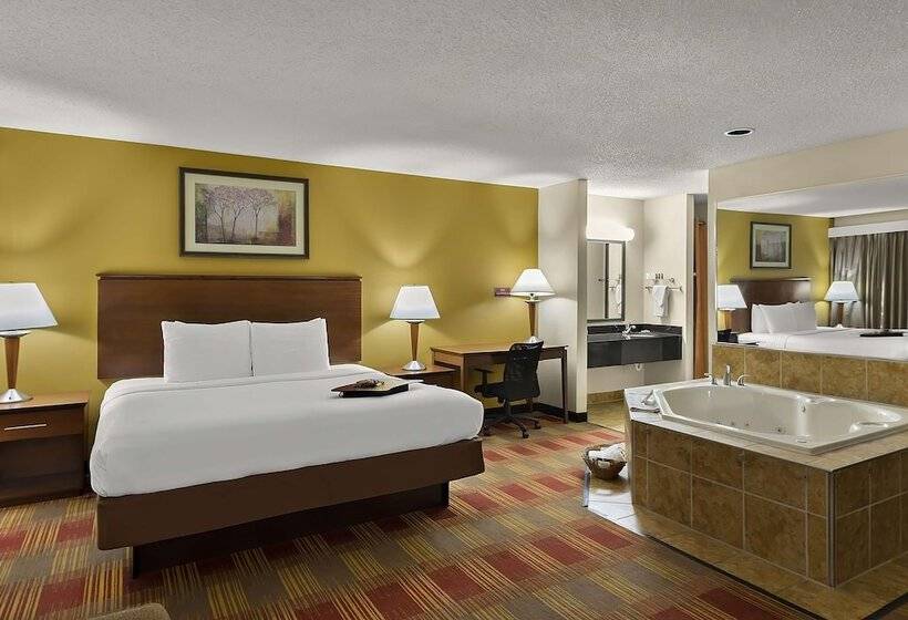 Люкс Вид на Бассейн, Best Western Lakewood Inn
