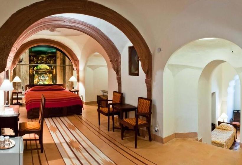 高级三人间, Neemrana S Tijara Fort Palace