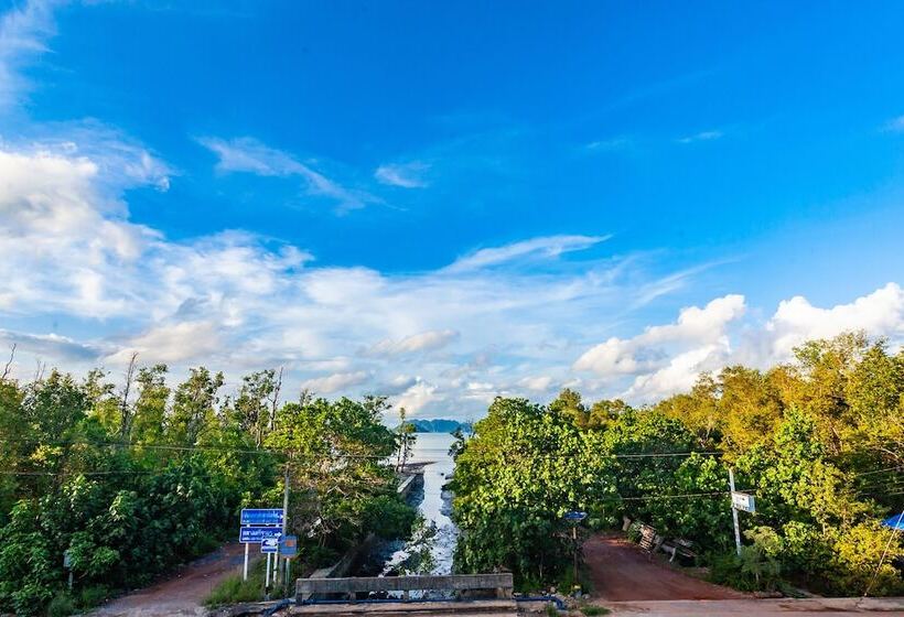Люкс Superior Вид на Море, Tonmai Suites