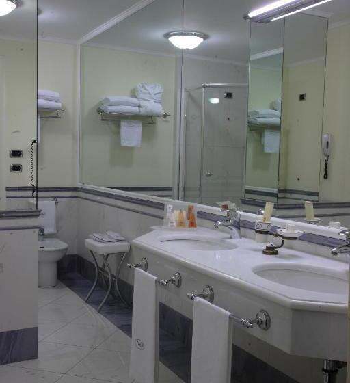 اتاق استاندارد چهار تخته, Palazzo Alabardieri
