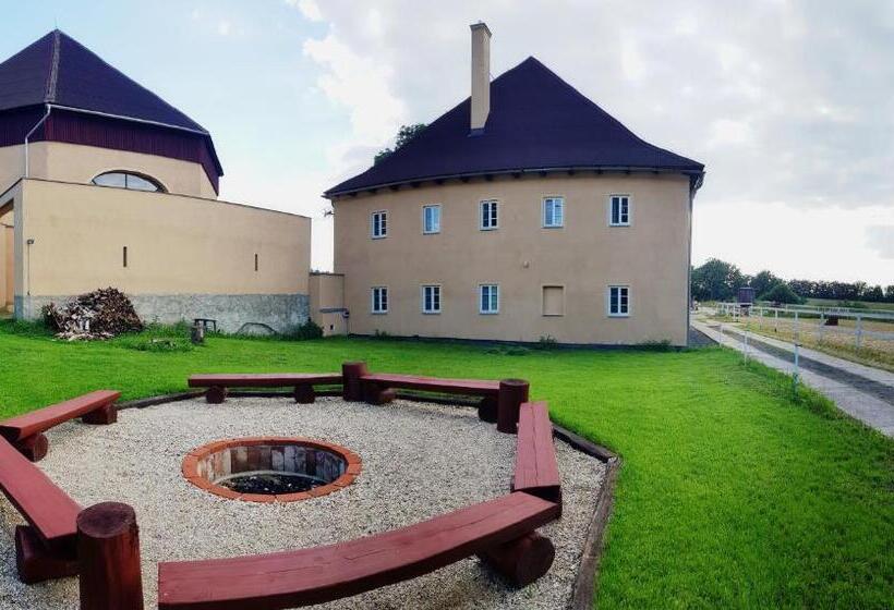 Люкс, Zámecký Dvůr černousy