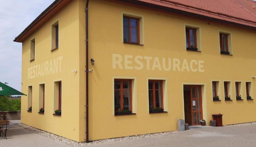 Апартаменты 3 Спальни, Zámecký Dvůr černousy