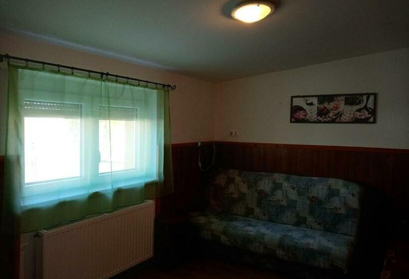 침실 2개 아파트, Napsugár Vendégház