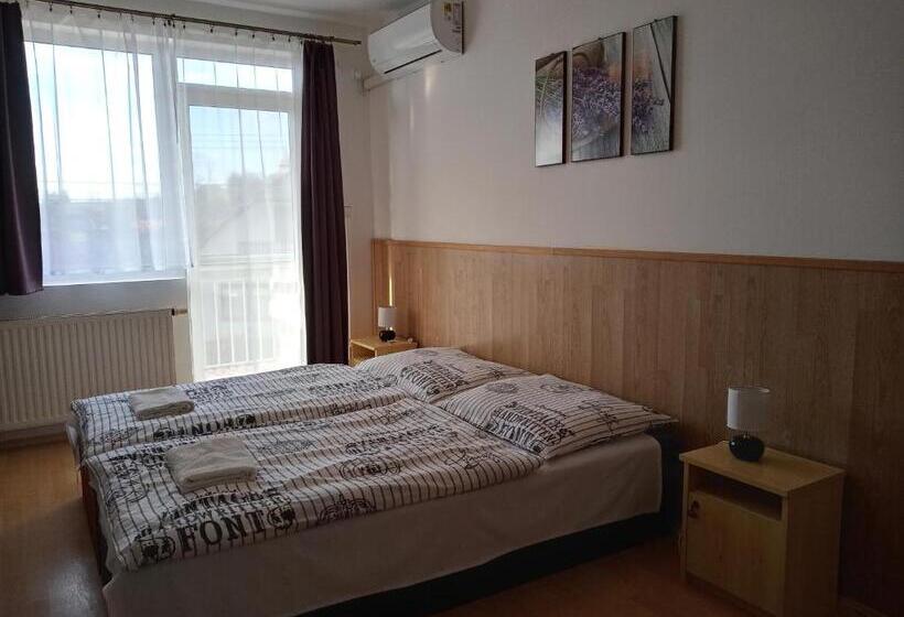 4인용 스탠다드 룸, Napsugár Vendégház