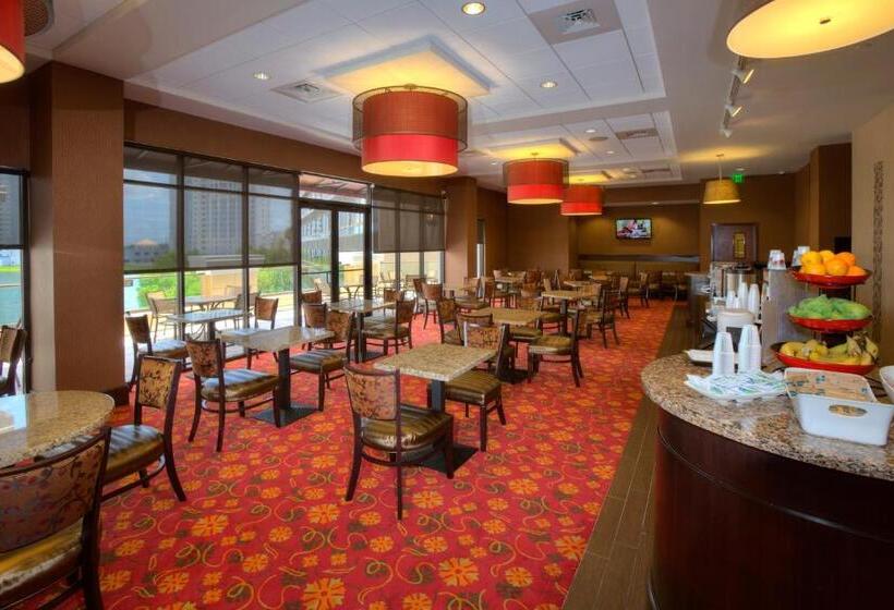 חדר דלוקס עם מיטת קינג, Ramada Plaza Resort & Suites By Wyndham Orlando Intl Drive