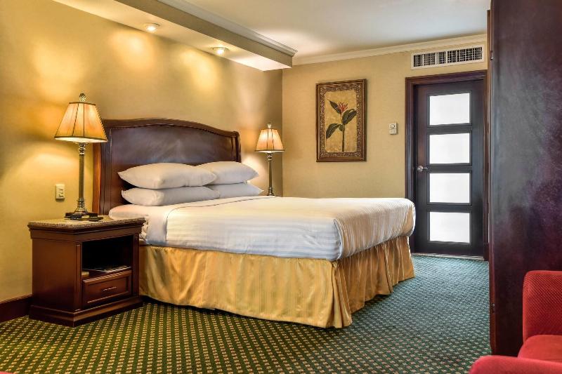 سوئیت جونیور با چشم‌انداز باغ, Grand Hotel San Pietro Taormina