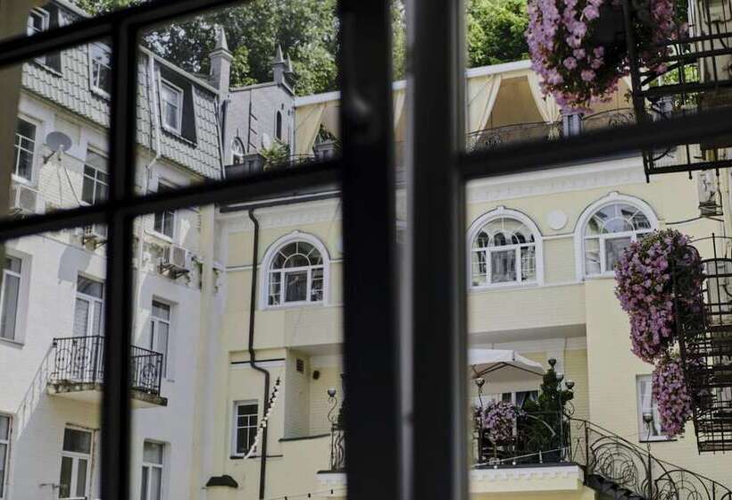 سوییت, Vozdvyzhensky Boutique