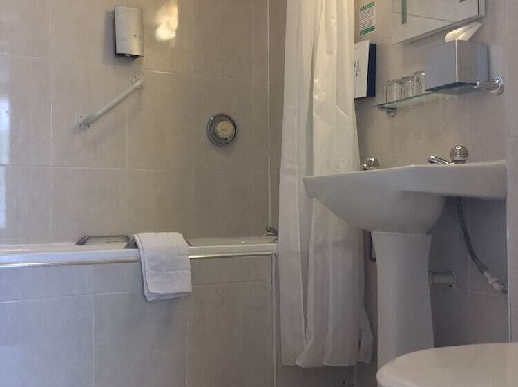 اتاق استاندارد, Ramada By Wyndham Crawley Gatwick