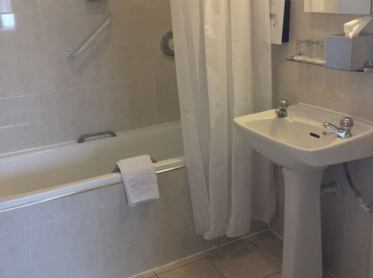 اتاق استاندارد, Ramada By Wyndham Crawley Gatwick