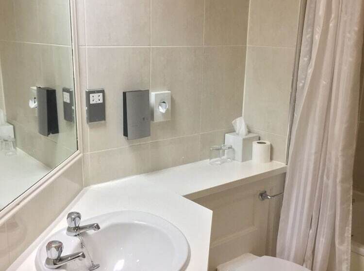 اتاق استاندارد, Ramada By Wyndham Crawley Gatwick