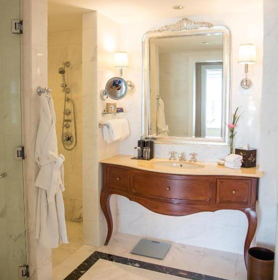 اتاق استاندارد با تخت بزرگ, Park Hyatt Saigon