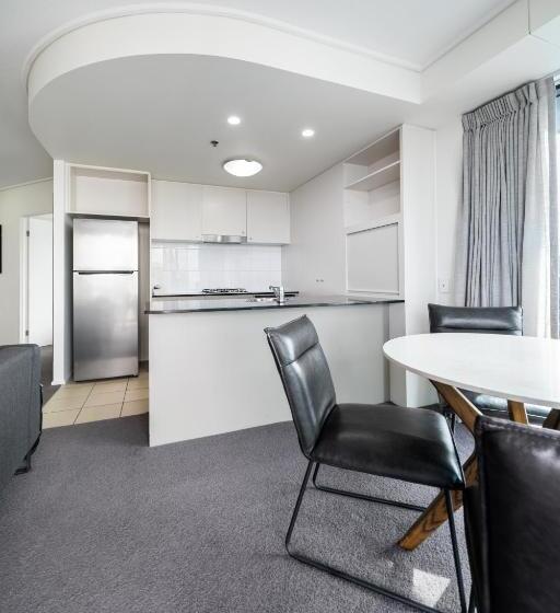 2 Bedroom Apartment with Views, Oaks Brisbane On Felix Suites