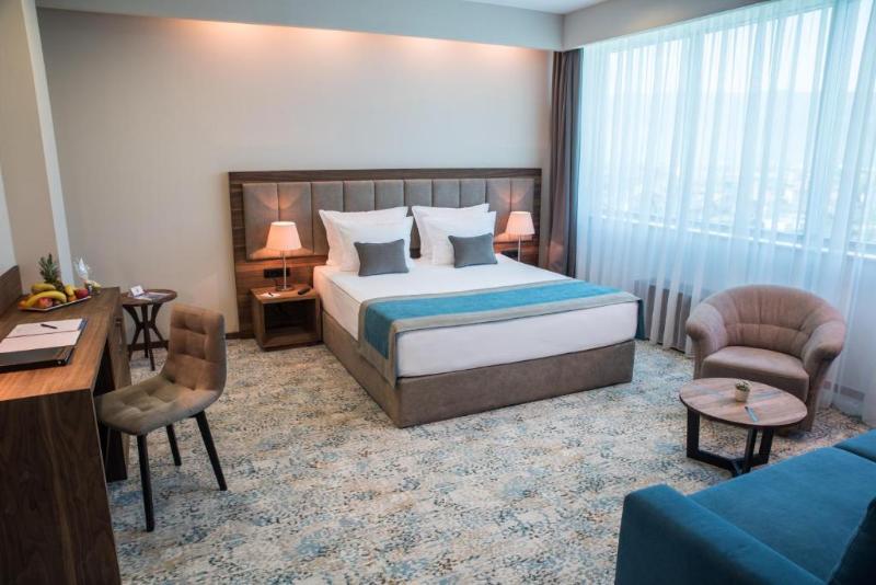 اتاق لوکس, Radon Plaza