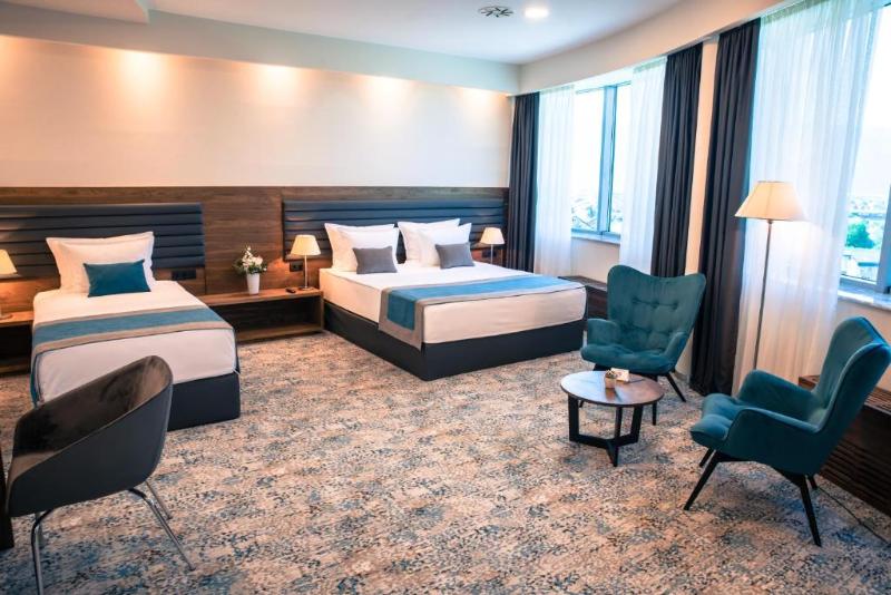 اتاق پریمیوم سه تخته, Radon Plaza