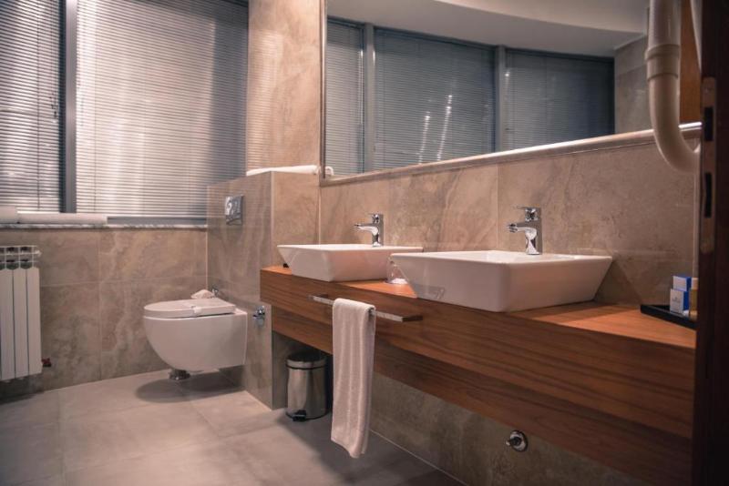 اتاق پریمیوم سه تخته, Radon Plaza