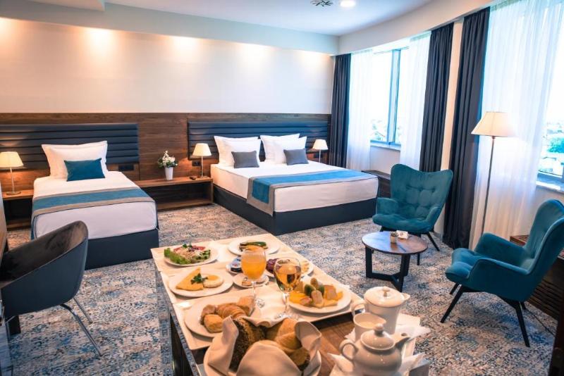 اتاق پریمیوم سه تخته, Radon Plaza