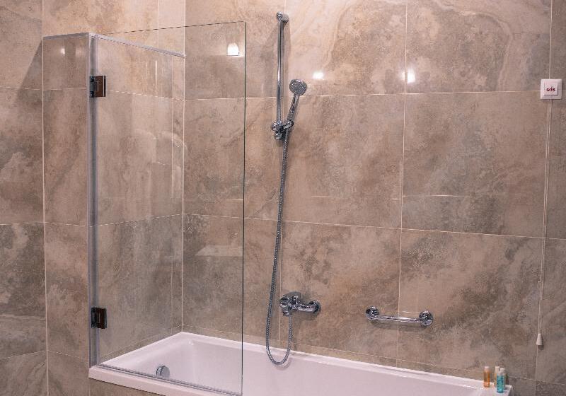 اتاق لوکس, Radon Plaza