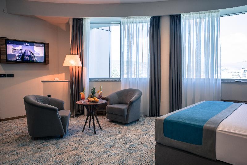 اتاق لوکس, Radon Plaza