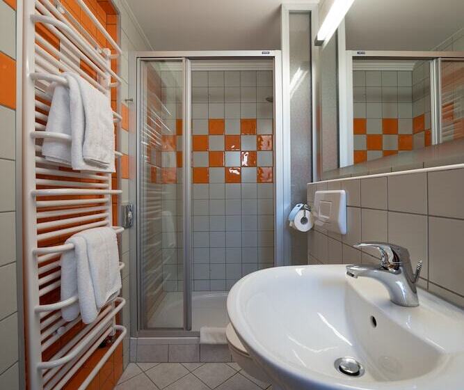 سوئیت با چشمانداز رودخانه, Villa Dvor