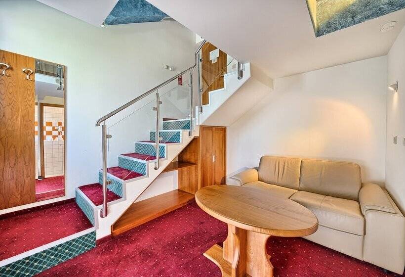 سوئیت با چشمانداز رودخانه, Villa Dvor