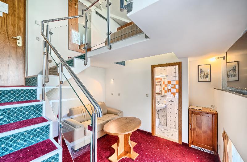 سوئیت با چشمانداز رودخانه, Villa Dvor