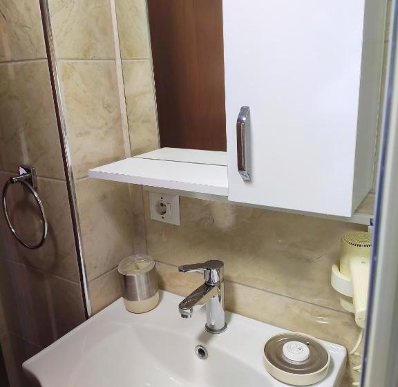 اتاق استاندارد سه نفره, Ala Sofia