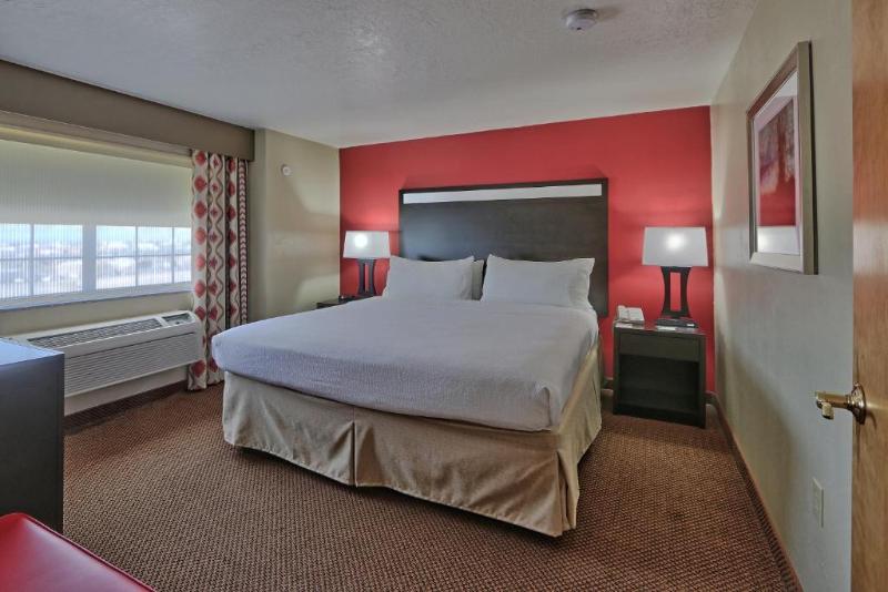 Номер Стандарт Кровать Кинг Адаптированный для Инвалидов, Holiday Inn & Suites Albuquerque Airport, An Ihg