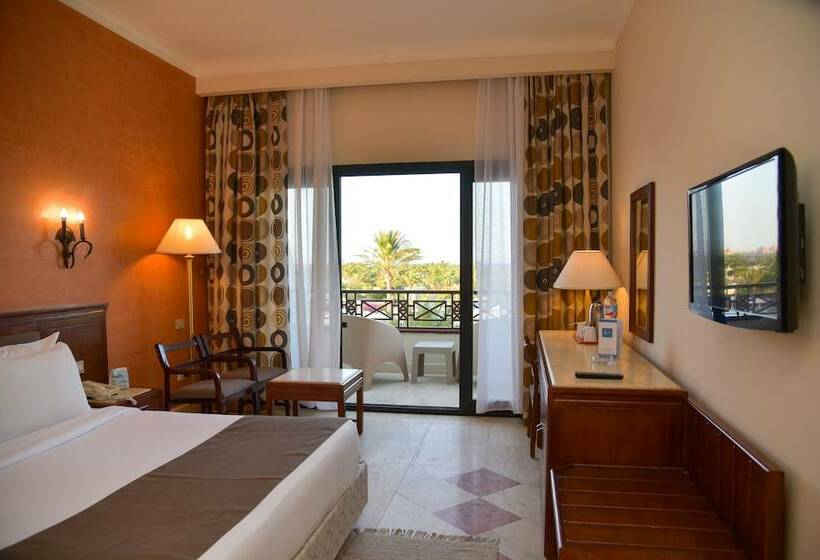 اتاق استاندارد با چشم‌انداز استخر, Pharaoh Azur Resort