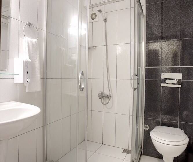 Economy Triple Room, Grand Ant