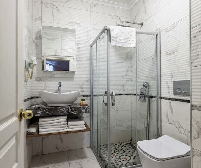 اتاق خانوادگی, Romantic Hotel Istanbul